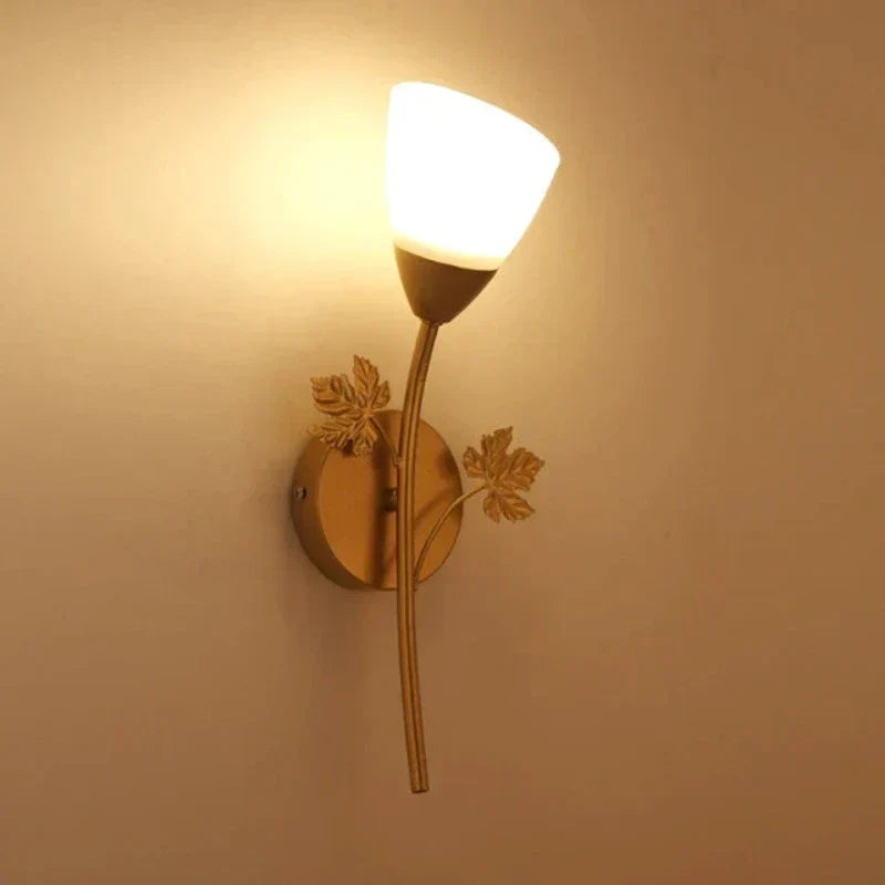 LeafGlow - Vintage Style Iron Wall Lamp with Leaf Motif – LED Lamp